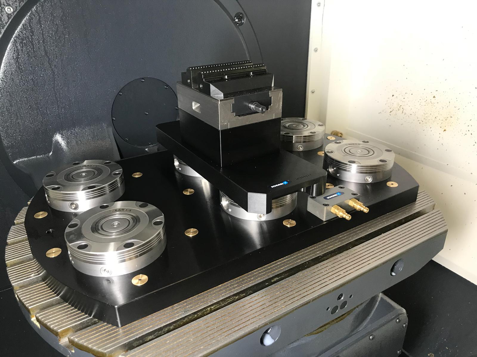 Attrezzaggio macchina con piastra NSL 600 special e pallet rialzo per morsa KSC160