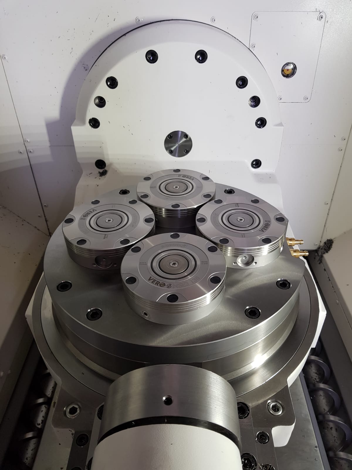 Piastra con moduli VERO-S su tavola rotobasculante