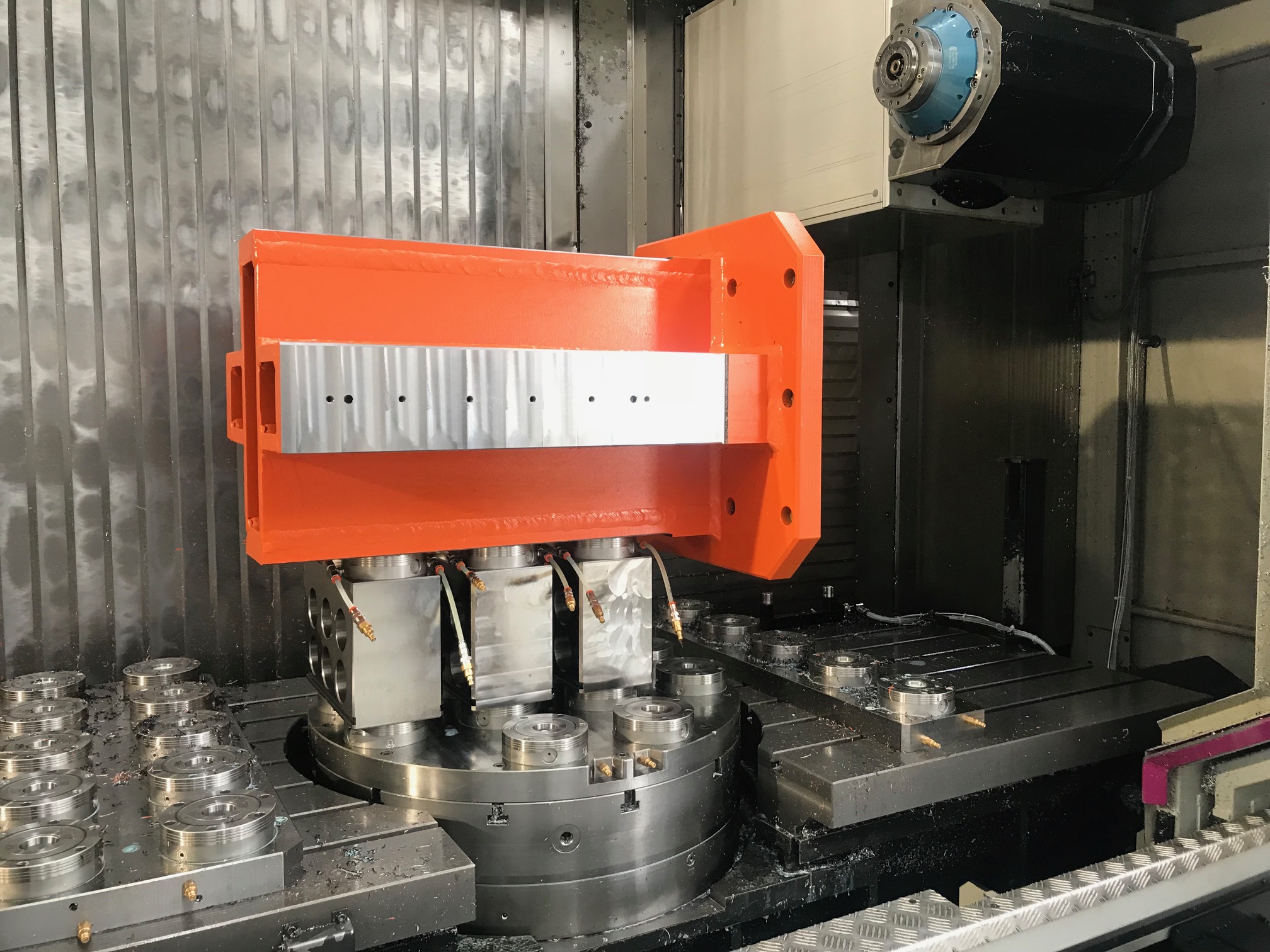 Lavorazione cubo a croce per morse a binari